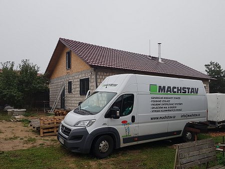 Foukaná izolace pod konstrukci krovu v novostavbě rodinného domu v Líních